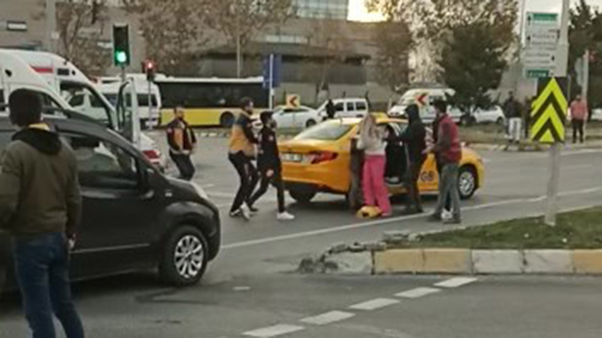 Taksi şoförü tartıştığı kadın yolcuyu darbetti