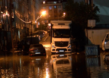 Esenyurt'ta cadde ve sokakları su bastı