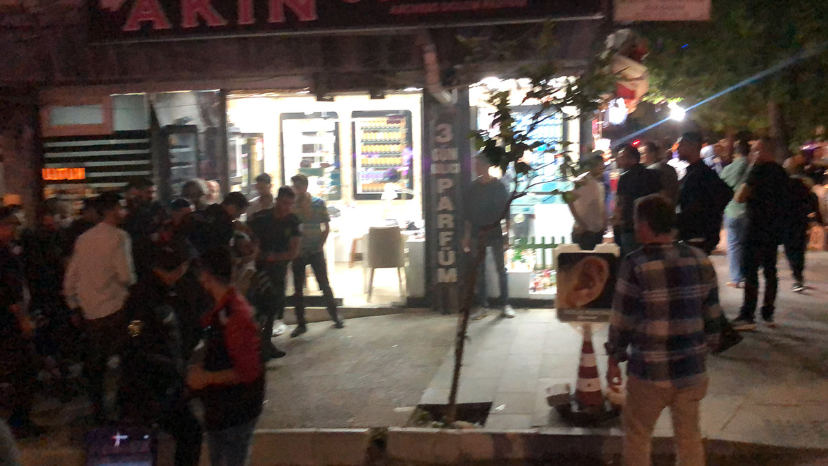 Eşi ve 3 çocuğunu rehin aldı, evi ateşe verdi