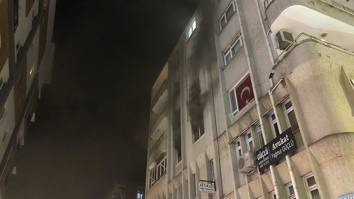 Eşi ve 3 çocuğunu rehin aldı, evi ateşe verdi