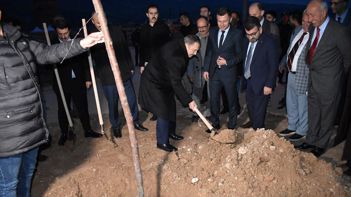 Batman'a gelen Tarım ve Orman eski bakanı Veysel Eroğlu, "Ilısu Barajı yılda 4 milyar 200 milyon kilovatsaat enerji üretiyor, Ilısu 7 yılda kendisini amorti edecek" dedi.