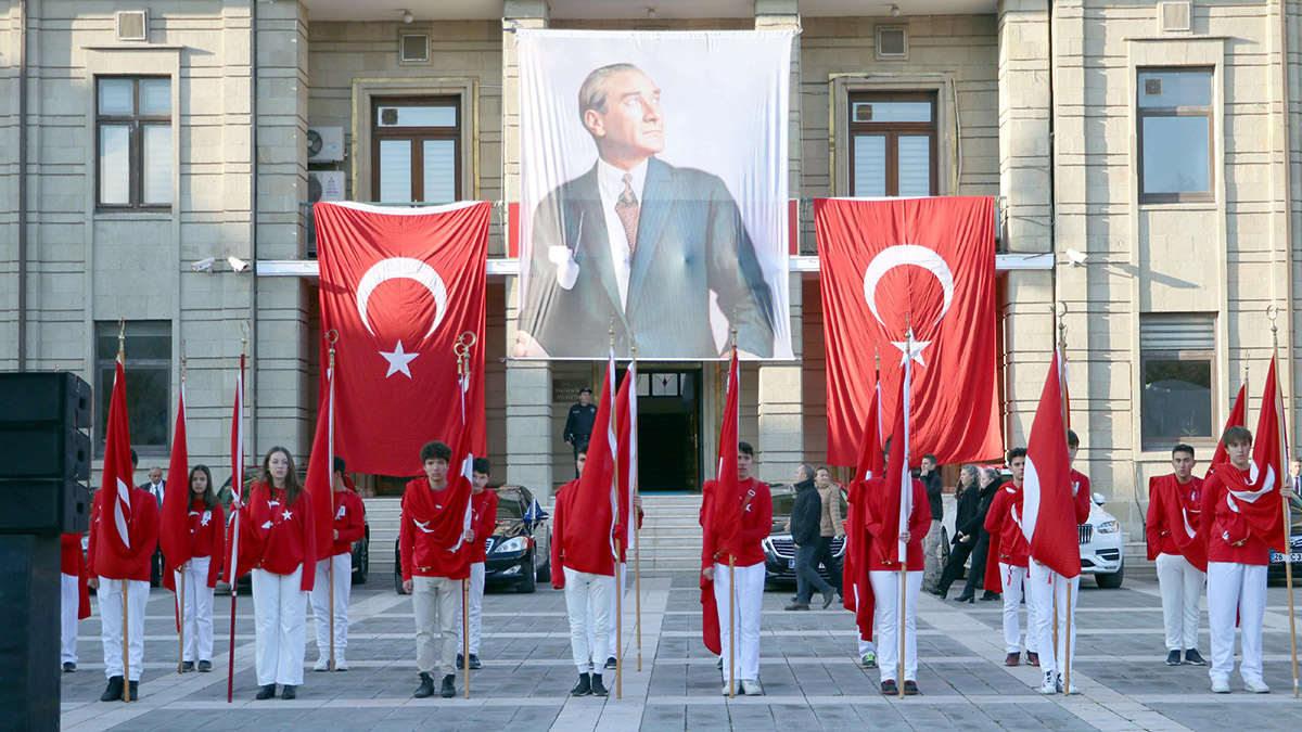 Türkiye Cumhuriyeti'nin kurucusu Gazi Mustafa Kemal Atatürk, 84'üncü ölüm yıl dönümünde Eskişehir'de düzenlenen törenle anıldı. Eskişehir'de 10 Kasım töreni, Vilayet Meydanı'nda yapıldı.