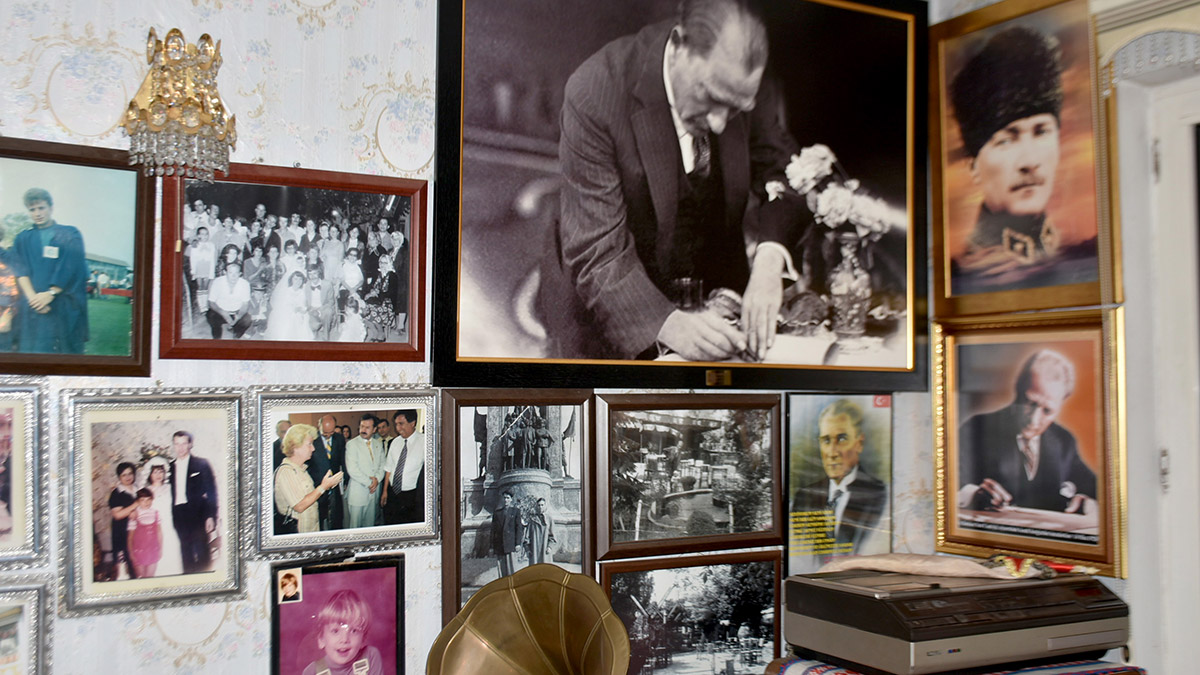 Evindeki bütün saatler 09.05'i gösteriyor