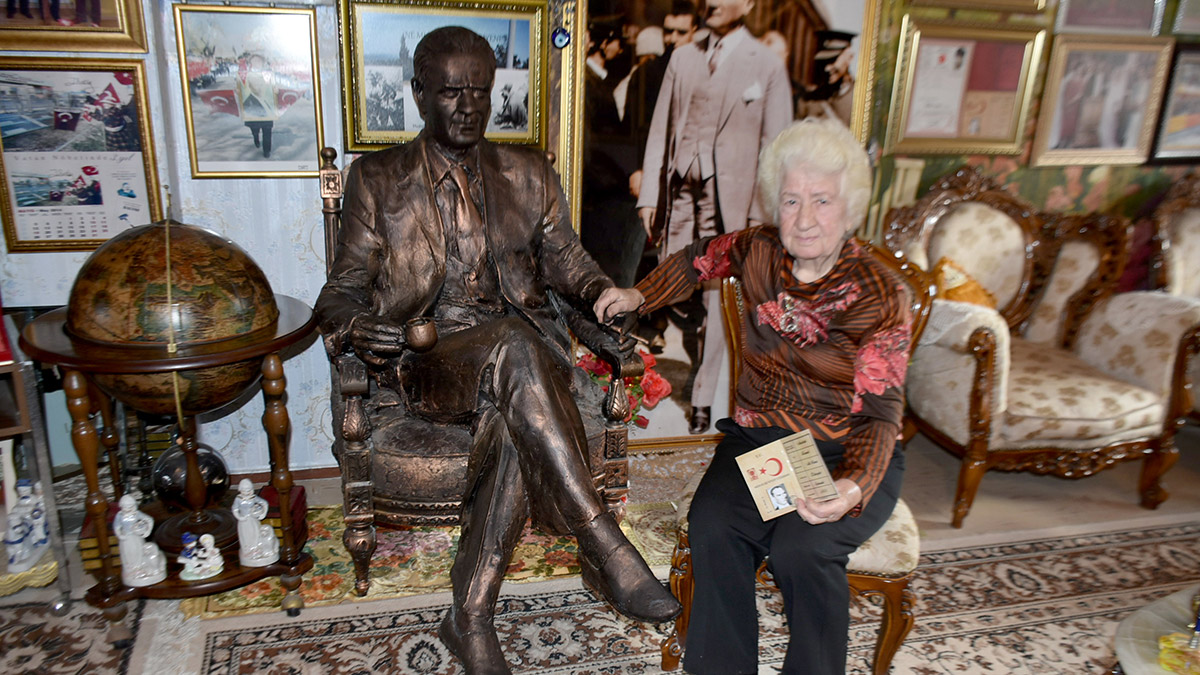 Edirne'de yaşayan Mukaddes Kokeralp Çırak (84), Ulu Önder Mustafa Kemal Atatürk'e olan sevgisi nedeniyle yaptırdığı Atatürk heykeli ve fotoğraflarıyla evini adete müzeye çevirdi, Evindeki bütün saatler 09.05'i gösteriyor.