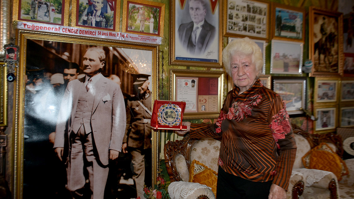 Evindeki bütün saatler 09.05'i gösteriyor