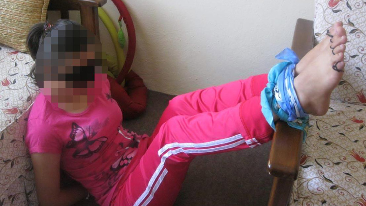 Kadınları falakaya yatıran kargocu yargılanmaya başladı