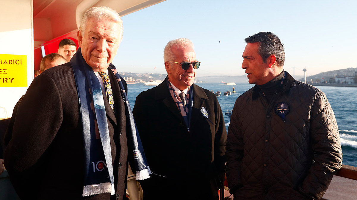 10 Kasım Fenerbahçe Vapuru'yla üçüncü kez organize edilen anma törenine Ali Koç, Uğur Dündar, ve FBÇGK üyeleri ve çalışanlar katıldı.