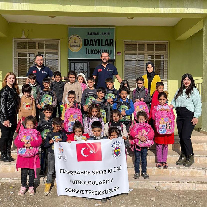 Fenerbahçeli futbolcular 5 okula yardımda bulundu