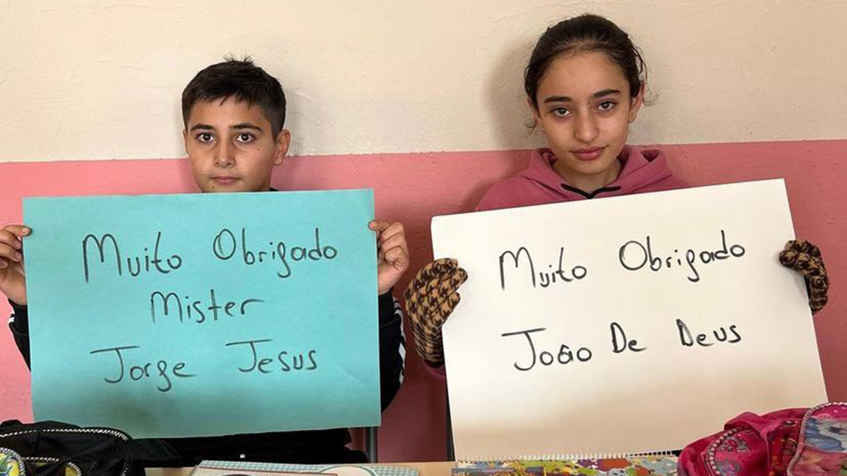 Sezon başından bu yana öğrencilere destek çıkan Fenerbahçeli futbolcular 5 okula yardımda bulunarak anlamlı bir işe imza attı.