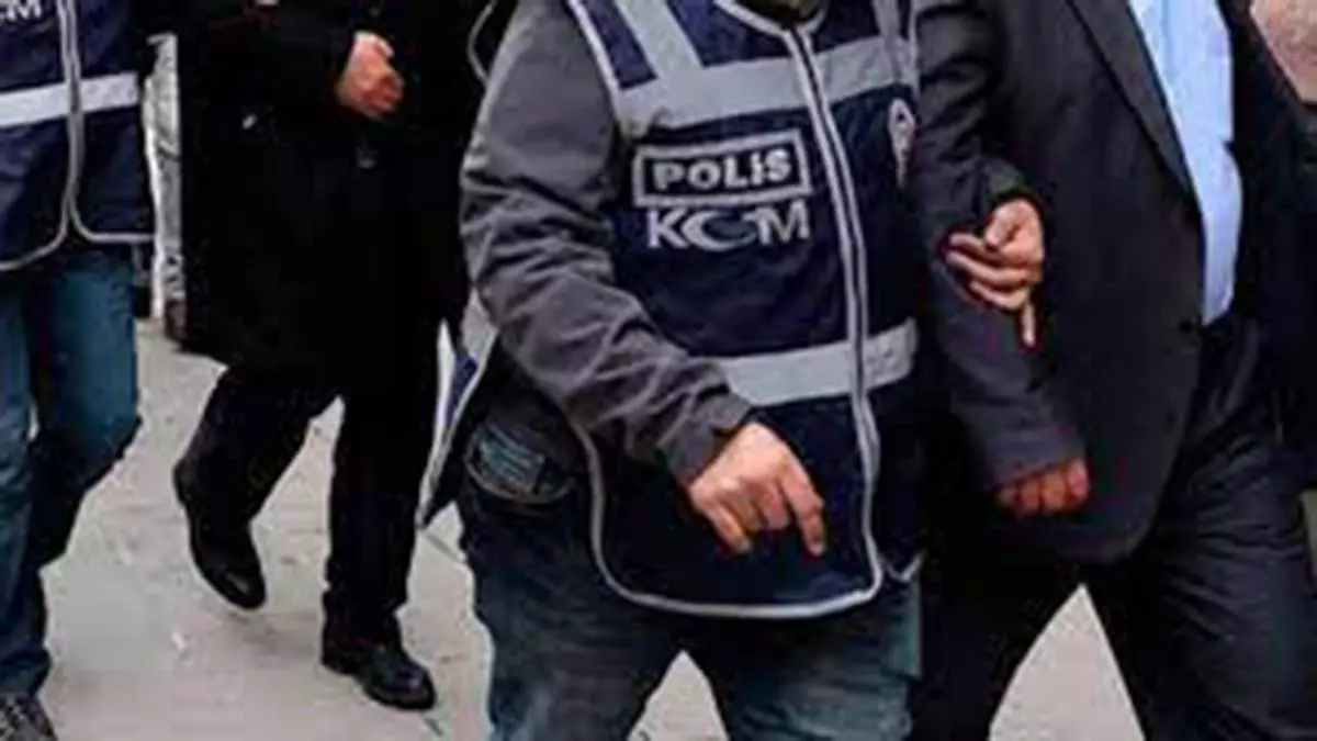 İzmir merkezli 12 ilde fetö operasyonu