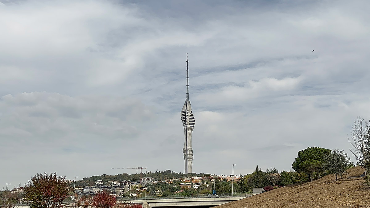 Çamlıca Kulesi'nin dış cephesinde hasar