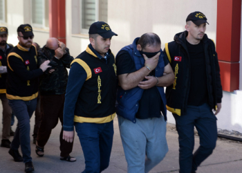 Fuhuş şebekesine operasyonda 12 kişiye gözaltı