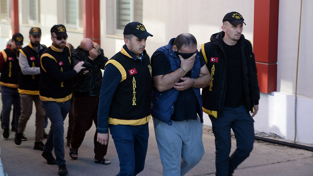 Fuhuş şebekesine operasyonda 12 kişiye gözaltı