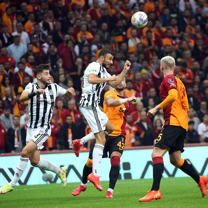 Süper lig'de haftanın karşılaşmasında sarı kırmızılı takım galatasaray derbide beşiktaş'ı arjantinli yıldız oyuncusu mauro icardi'nin golleri ile 2-1 mağlup etti.