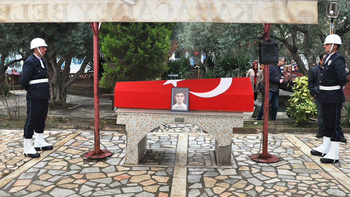 Kalp krizinden ölen komiser toprağa verildi