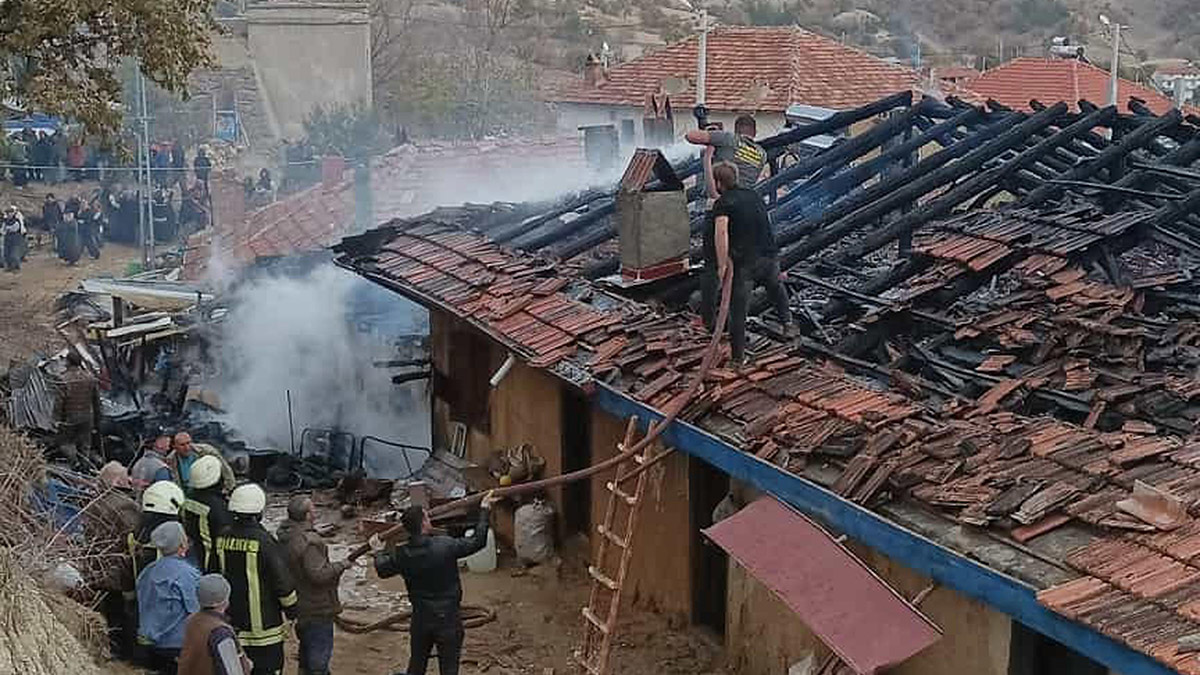 Gediz'de çıkan yangında 2 ev kullanılamaz hale geldi