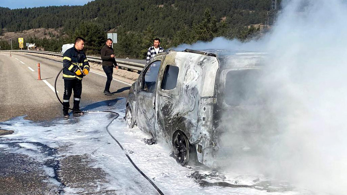 Alev alan hafif ticari araç kullanılamaz hale geldi