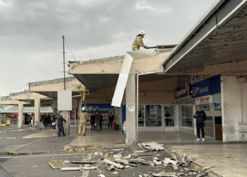 Otobüs firmasının yazıhanesinin çatısı uçtu