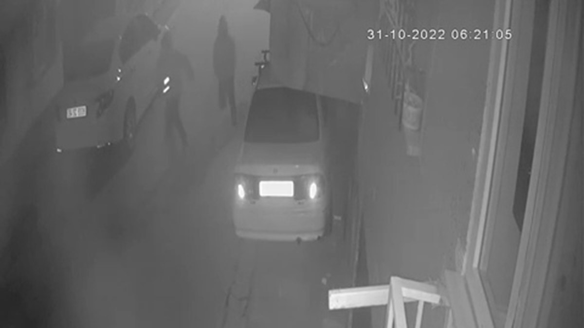 Bakırköy'de otoparkta lüks araçların göstergelerini çalan hırsızlar, ihbar üzerine olay yerine gelen polis ekiplerinin kilometrelerce süren kovalamacasıyla Zeytinburnu'nda yakalandı.