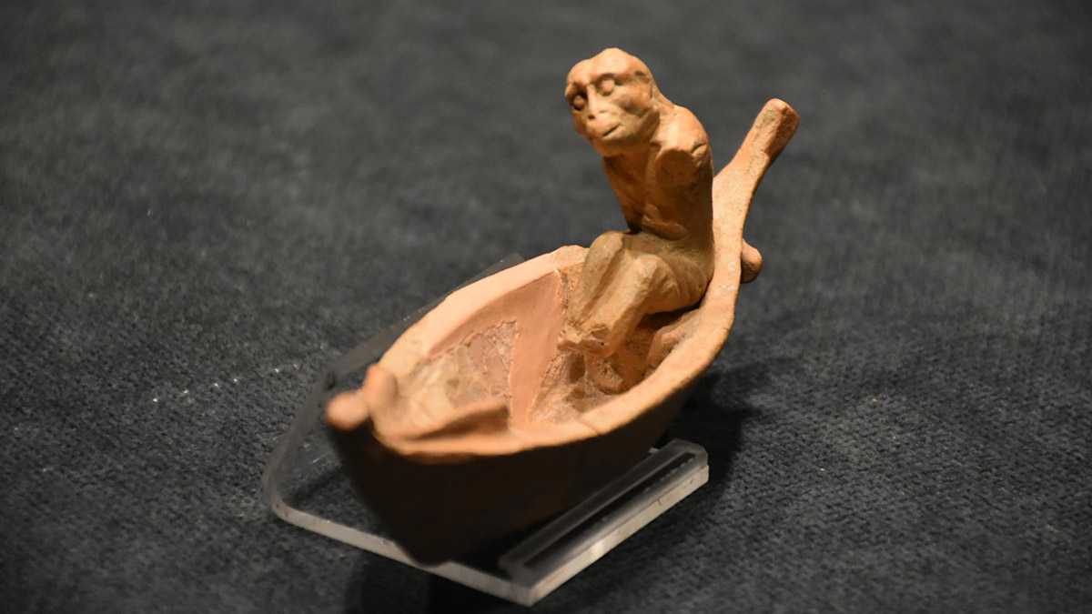 İzmir Arkeoloji Müzesi'nde, Helenistik döneme ait pişmiş topraktan yapılmış 2 eser, ilk kez sergilenmeye başlandı.