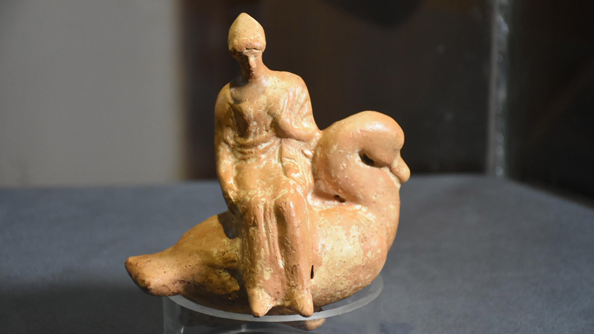 Helenistik döneme ait pişmiş topraktan yapılmış 2 eser sergileniyor