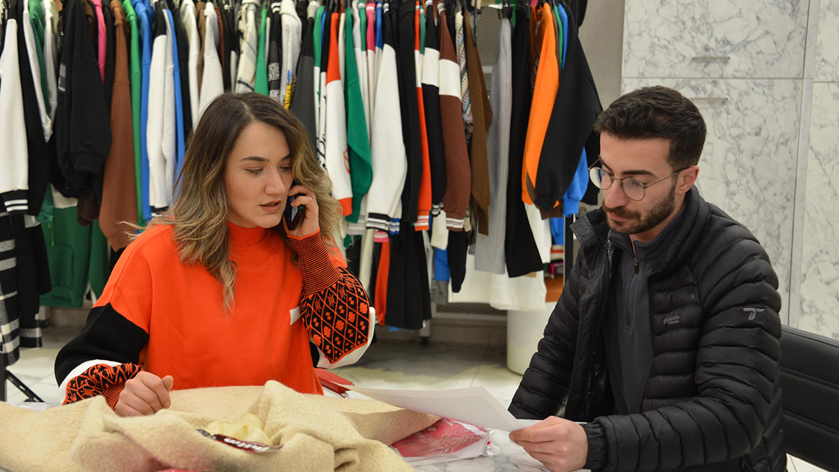 Erzurum'da bir kadın giyim mağazasından online satış platformu aracılığıyla alınan ve iade edilen kabanın cebinden yaklaşık 30 bin lira değerinde altın bilezik çıktı.