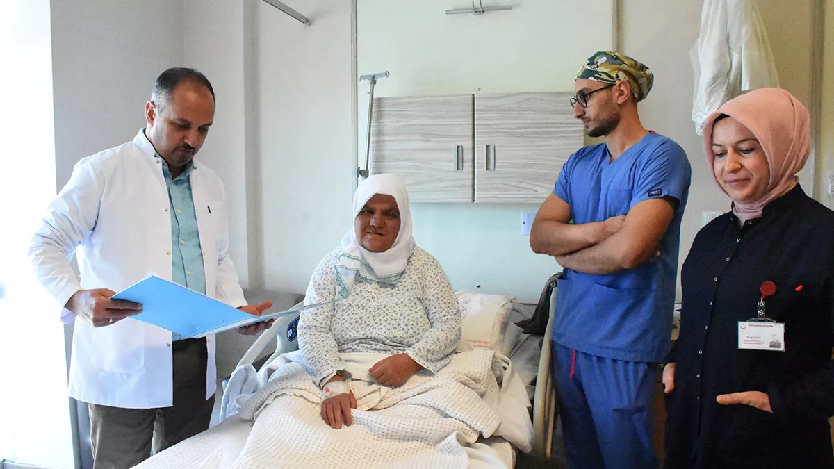 Sivas'ta, tüm iç organları ters olan, 3 çocuk sahibi nafia koç (54), safra kesesi rahatsızlığı nedeniyle ameliyat oldu.