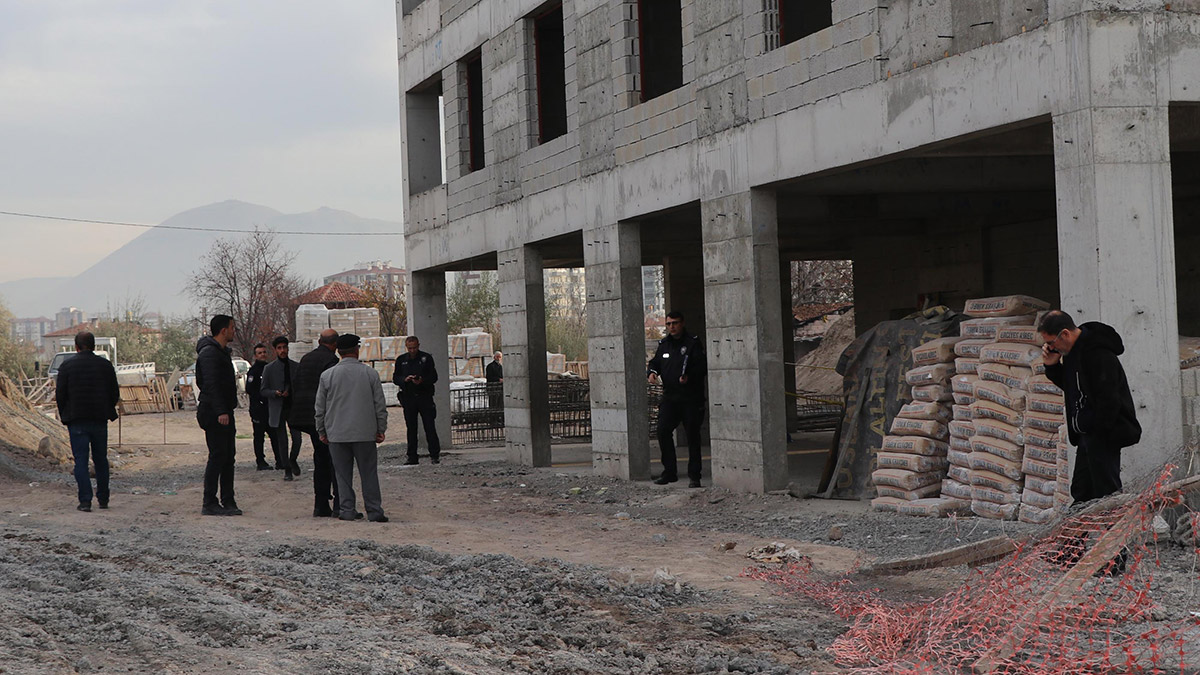 Asansör boşluğuna düşen kalıp işçisi öldü