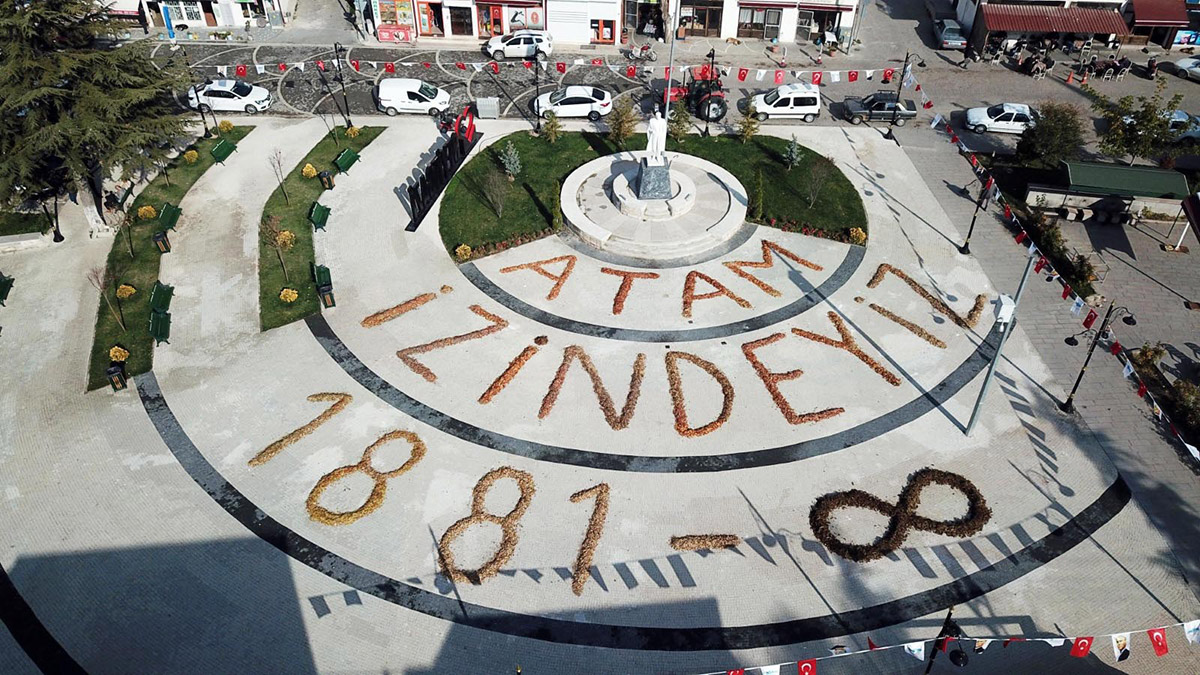 Ağaçlardan dökülen yapraklarla 'Minnetle anıyoruz' yazdılar