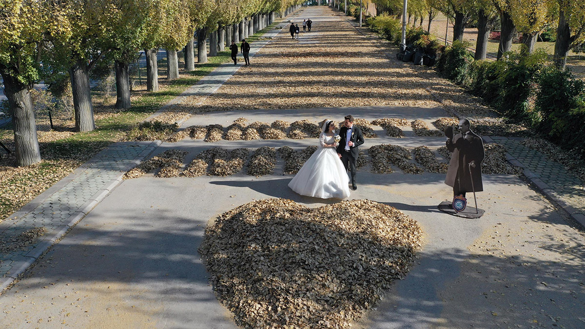Ağaçlardan dökülen yapraklarla 'Minnetle anıyoruz' yazdılar