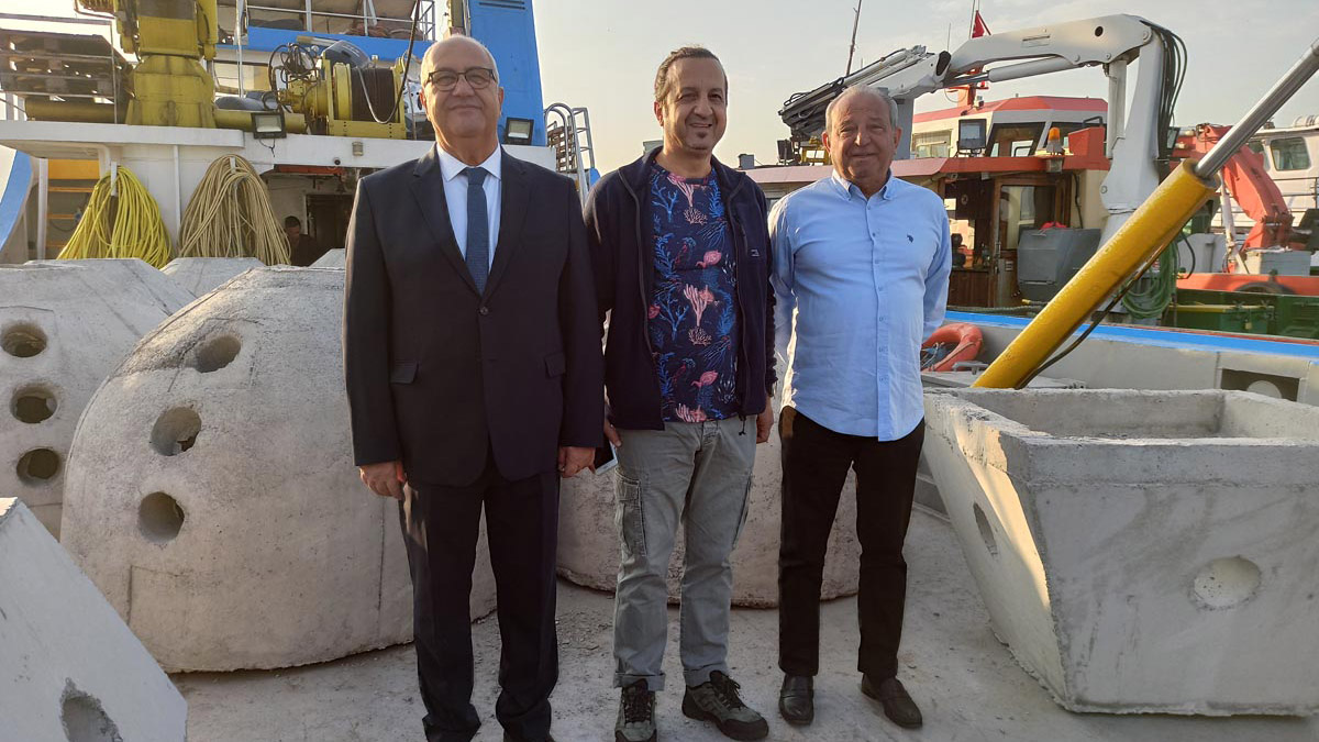 Hatay'ın İskenderun Körfezi'nde, denizel biyolojik çeşitliliğin korunup geliştirilmesine katkı sağlamak amacıyla düzenlenen 'Büyük İskender Biyoaktif Yapay Resif Projesi' kapsamında, betondan yapılan ve içinde balıkların yaşayabileceği resifler, denize bırakılmaya başlandı.