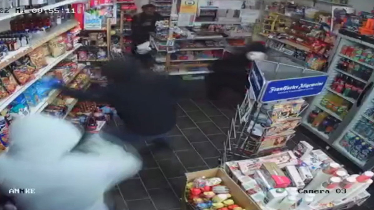 İşlettiği büfeyi soymaya kalkışan 3 kişiyi kovaladı