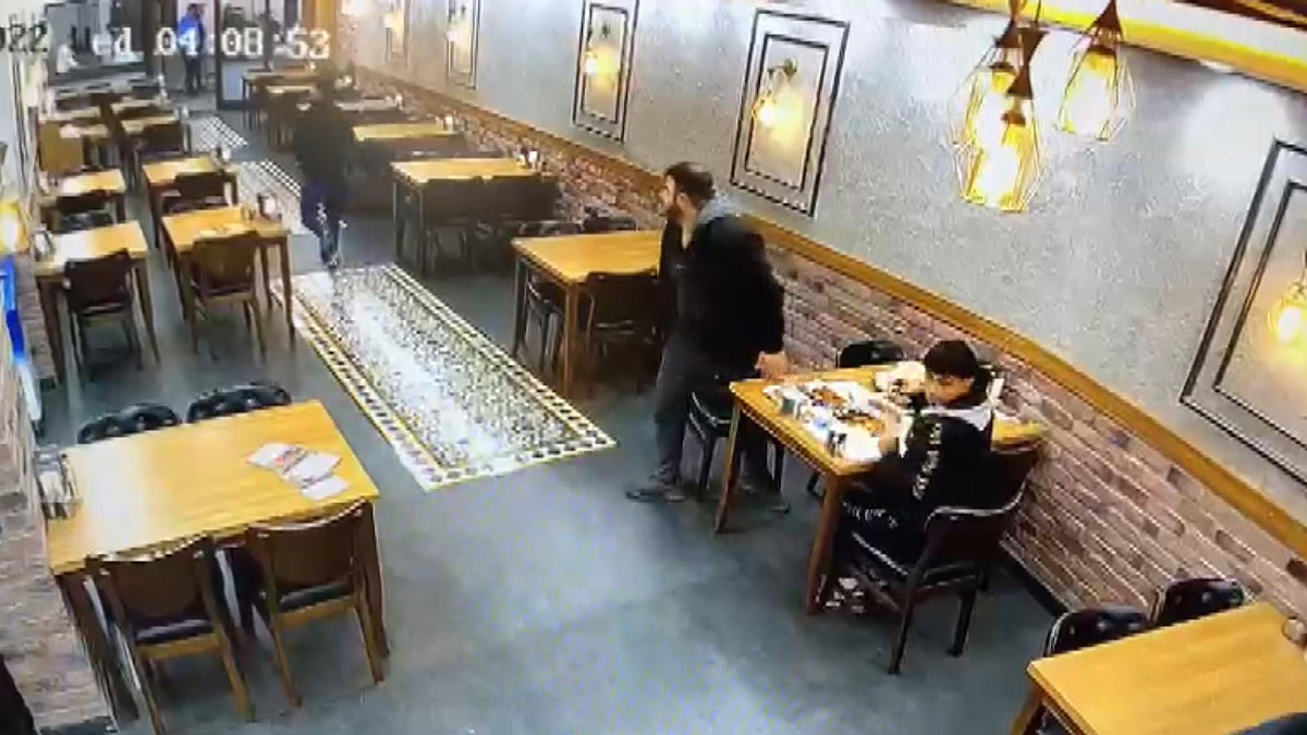 İstanbul'da deprem anı kameralara yansıdı