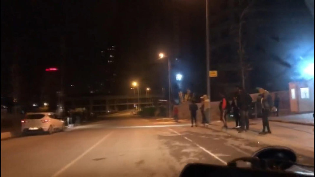 Depremin ardından İstanbullular sokağa çıktı