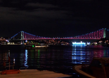 Azerbaycan bayrağının renkleri boğazı aydınlattı