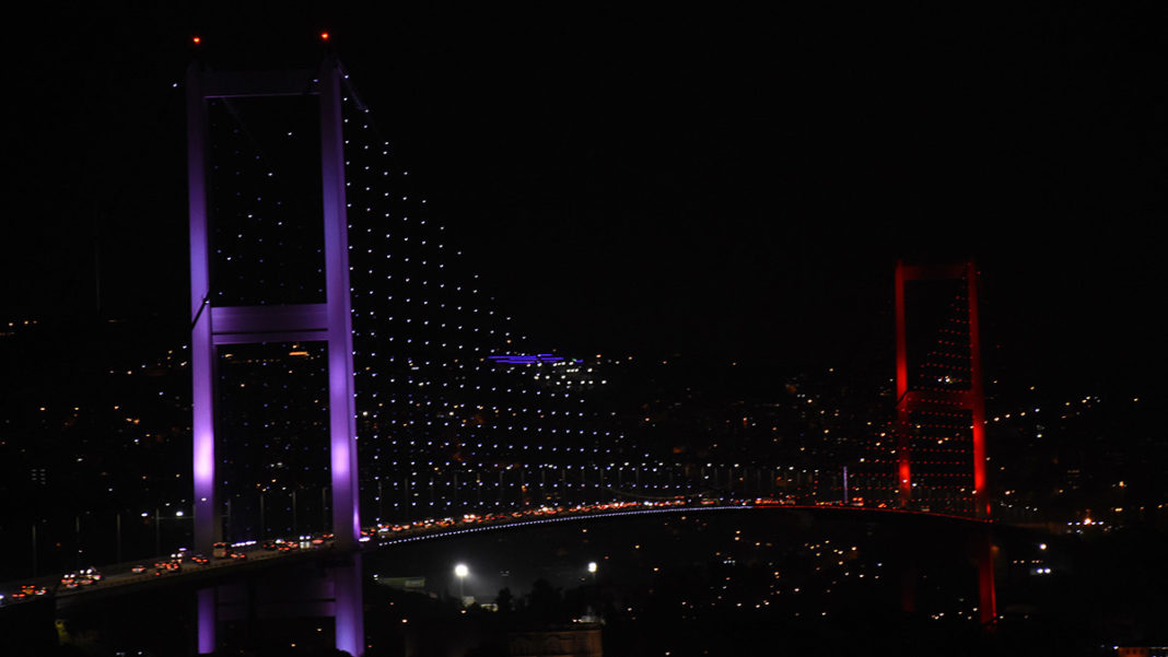 Köprüleri KKTC bayrağının renkleri aydınlattı