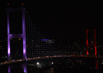 Köprüleri KKTC bayrağının renkleri aydınlattı