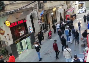 Beyoğlu İstiklal Caddesi'nde patlama meydana geldi. Caddede panik yaşanırken, olay yerine çok sayıda polis, itfaiye ve sağlık ekibi sevk edildi.