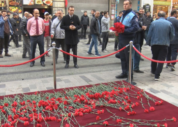 Patlamanın gerçekleştiği noktaya karanfil bırakıldı