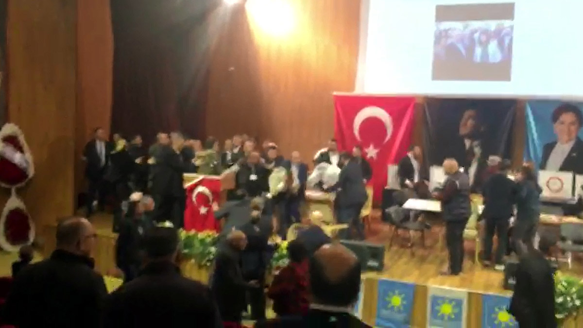 İYİ Parti kongresinde kavga
