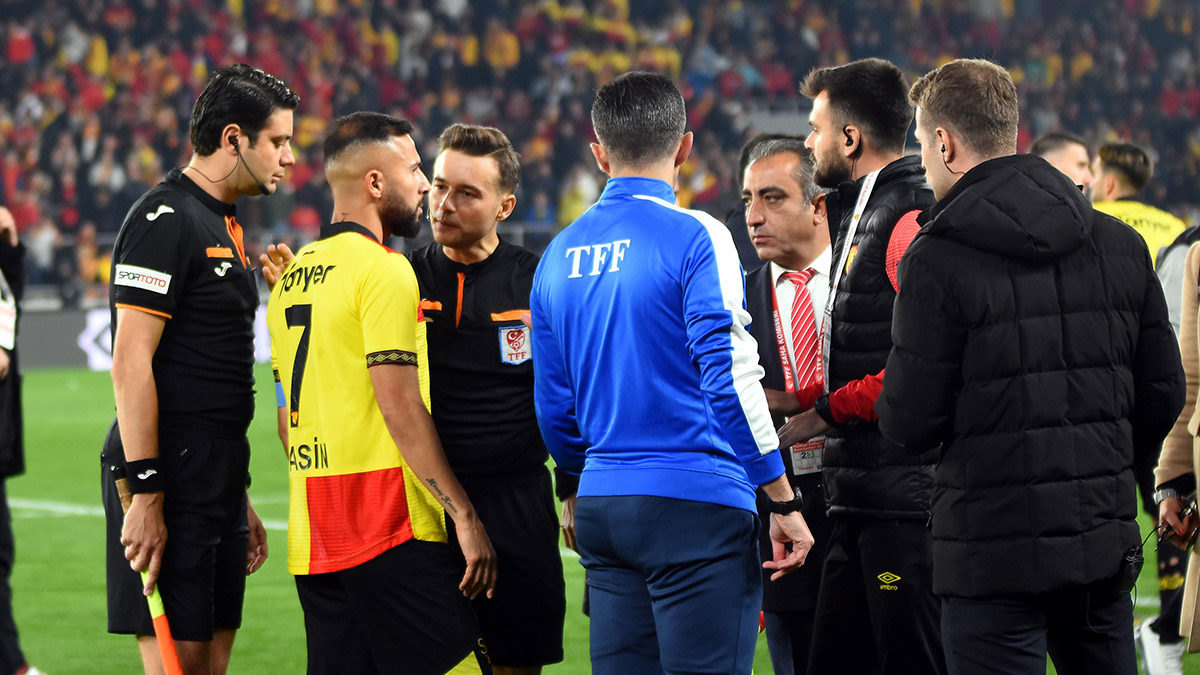 İzmir'de Spor Toto 1'inci Lig'de mücadele eden Göztepe-Altay derbi maçında sahaya giren Göztepespor taraftarı korner direği ile Altay kalecisi Ozan'ı darbetti.