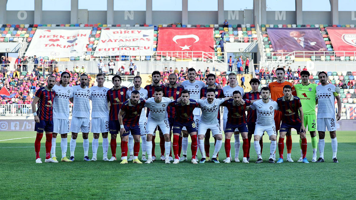 İzmir derbisi öncesi iki takım futbolcuları poz verdi