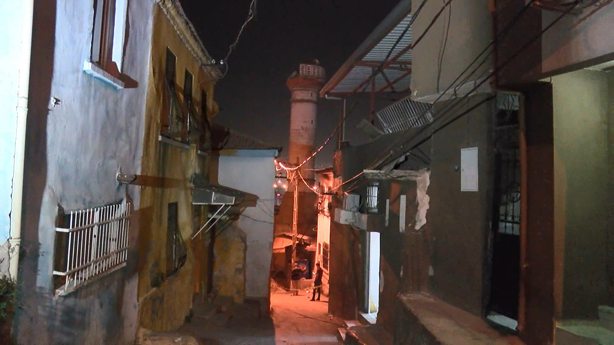 Afet ve Acil Durum Yönetimi Başkanlığı (AFAD), İzmir'de 4.9 büyüklüğünde deprem meydana geldiğini açıkladı.