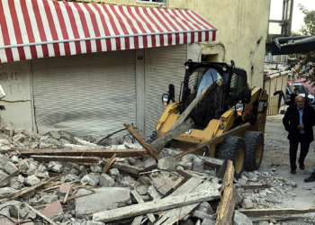 Deprem nedeniyle 20'ye yakın binada çatlak var