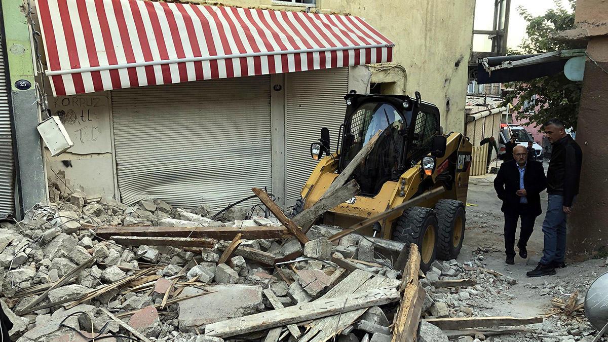 Deprem nedeniyle 20'ye yakın binada çatlak var