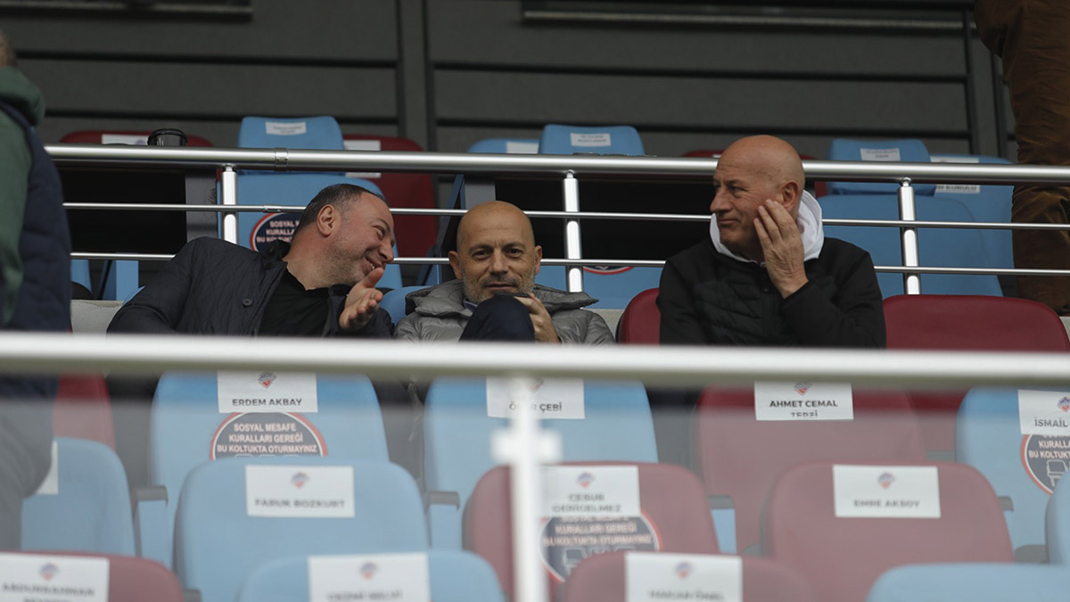 Jübile yapan Cüneyt Çakır maç izledi