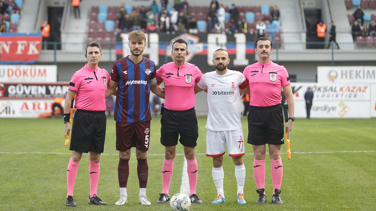 Jübile yapan Cüneyt Çakır maç izledi