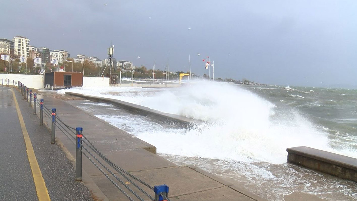 Caddebostan Sahili'nde dev dalgalar