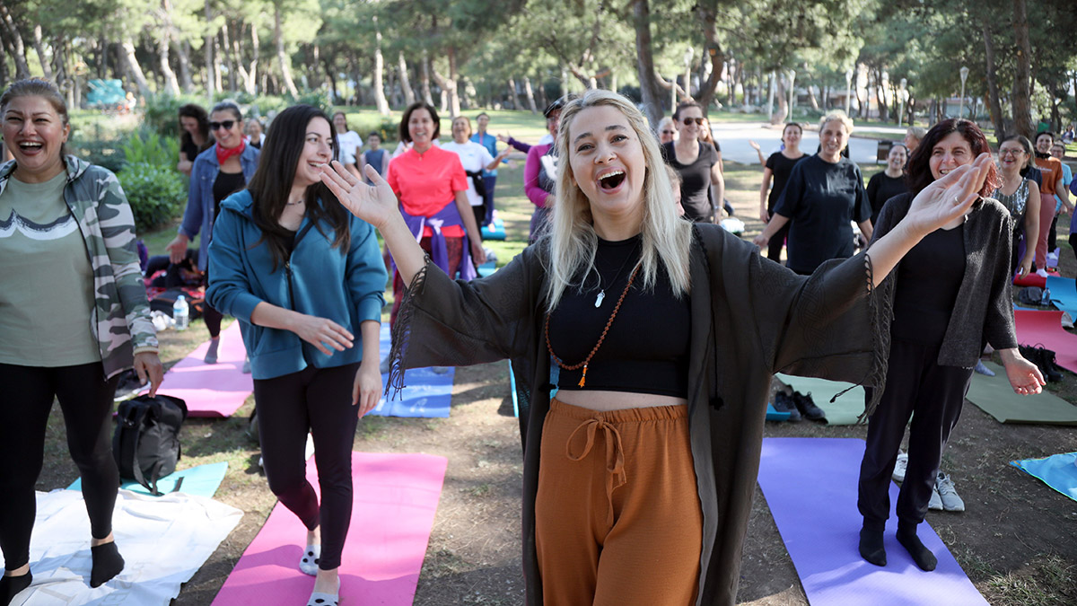 Kadınlar, ‘kahkaha yogası’ ile enerji depoladı