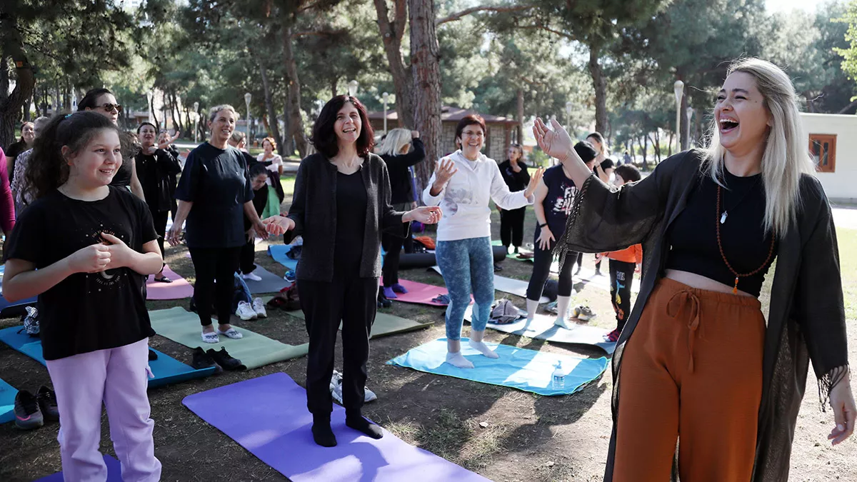 Antalya'da bir grup kadın, düzenlenen etkinlikte 'kahkaha yogası' yaparken, gülerek enerji depoladı. Kadınlara çocuklar ve erkekler de eşlik etti.